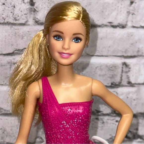 Barbie Careers Ice Skate Doll with Trophy Blonde Hair Outfit Skirt Skates - Picture 2 of 11